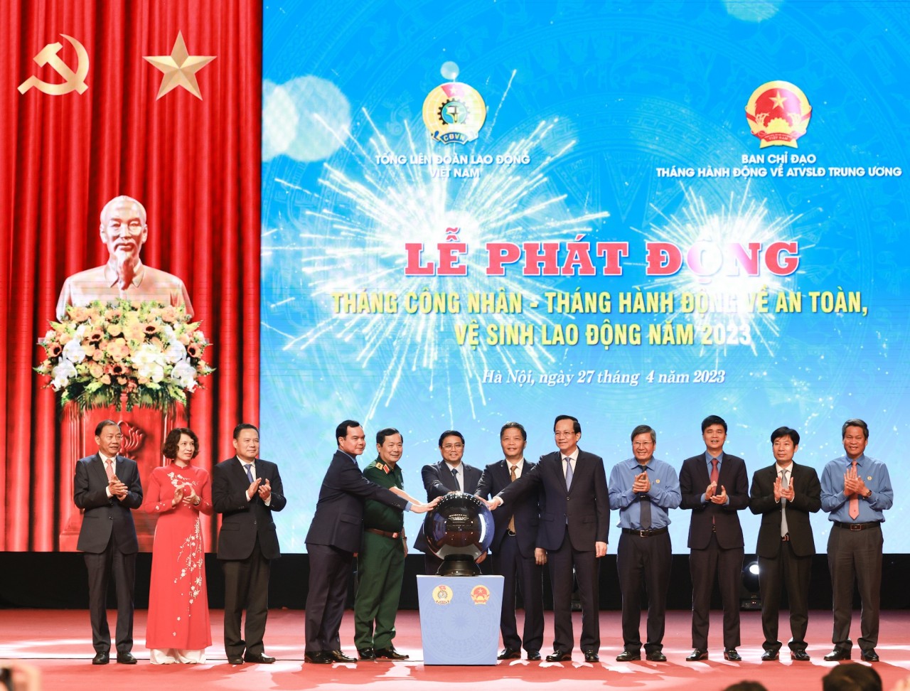 “Cải thiện điều kiện làm việc, chủ động ngăn ngừa tai nạn lao động và bệnh nghề nghiệp” “Cải thiện điều kiện làm việc, chủ động ngăn ngừa tai nạn lao động và bệnh nghề nghiệp”