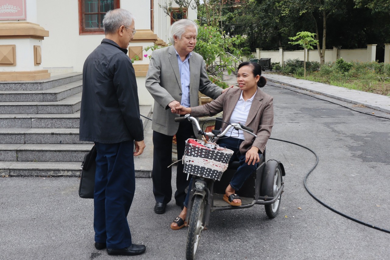 Cán bộ của Dự án động viên chị Đinh Thị Yến (Ảnh: Hạnh Trần).