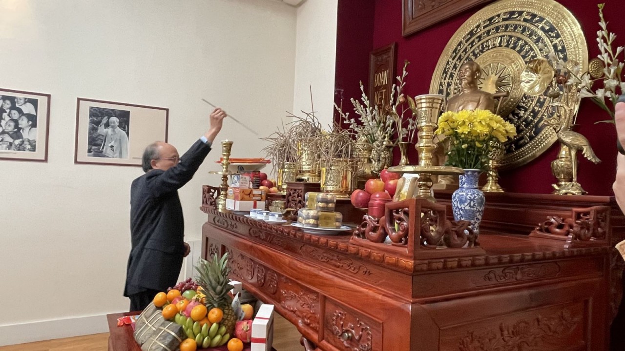 Đại sứ quán Việt Nam tại Pháp tưởng nhớ các Vua Hùng Đại sứ quán Việt Nam tại Pháp tưởng nhớ các Vua Hùng