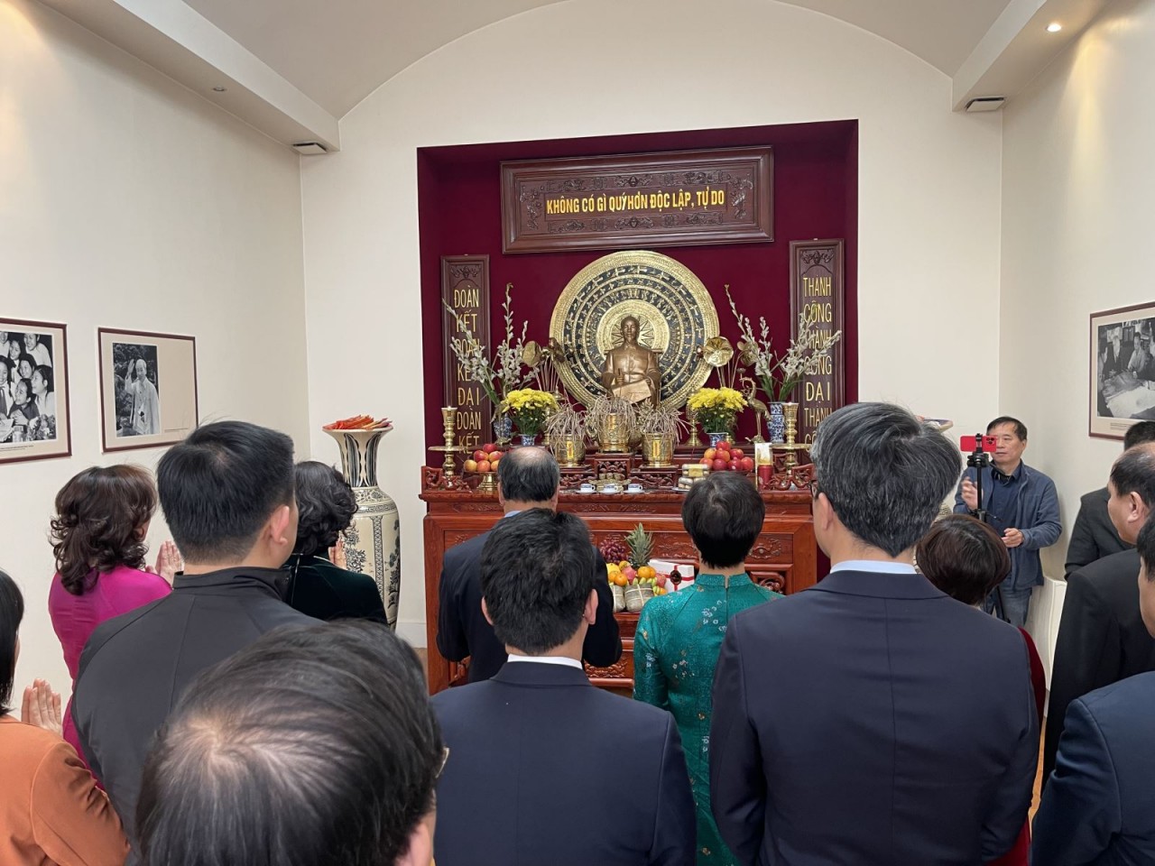 Đại sứ quán Việt Nam tại Pháp tưởng nhớ các Vua Hùng Đại sứ quán Việt Nam tại Pháp tưởng nhớ các Vua Hùng