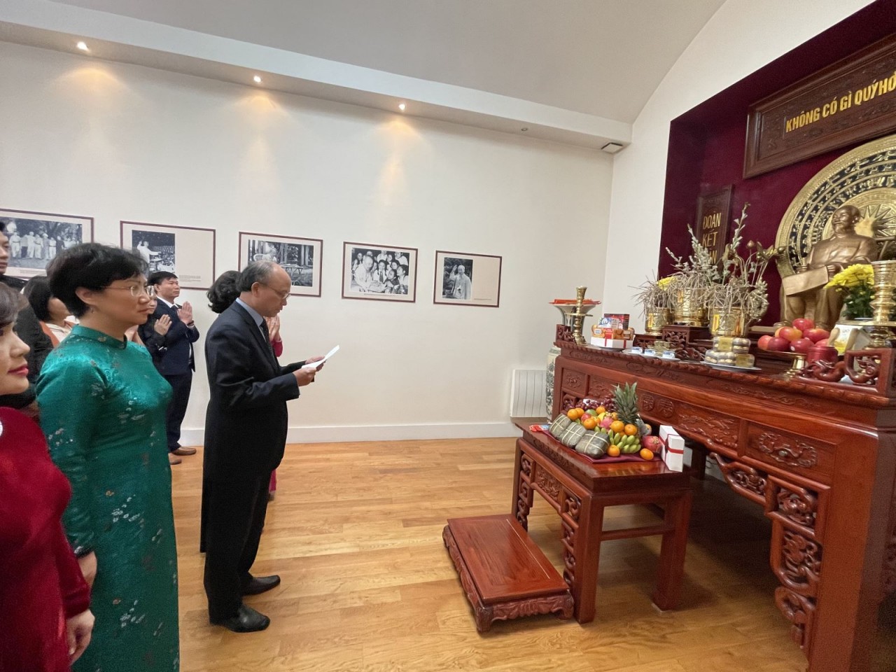 Đại sứ quán Việt Nam tại Pháp tưởng nhớ các Vua Hùng Đại sứ quán Việt Nam tại Pháp tưởng nhớ các Vua Hùng