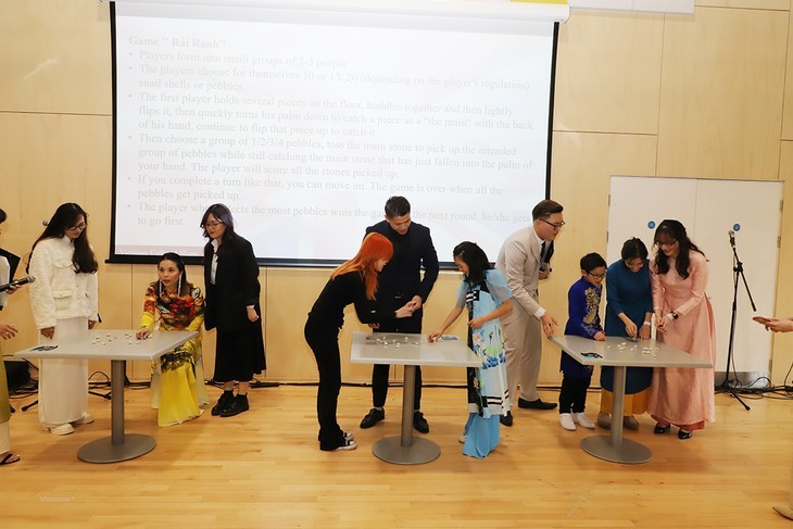 Guests play traditional Vietnamese folk games. (Photo: VNA) Guests play traditional Vietnamese folk games. (Photo: VNA)