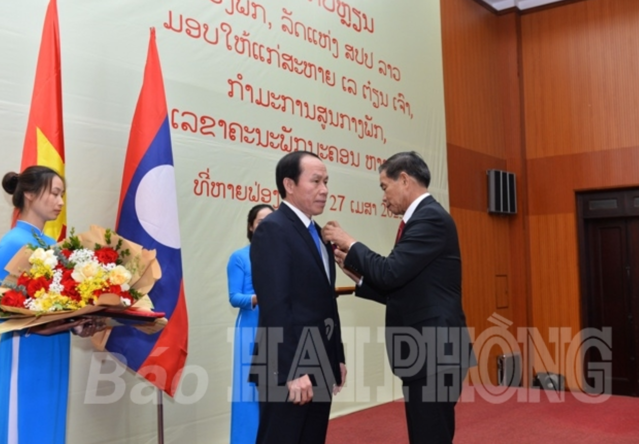Lào trao huân chương Itxala cho Bí thư Thành ủy Hải Phòng, ông Lê Tiến Châu