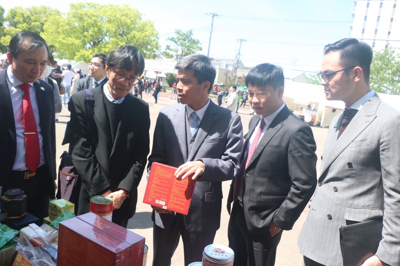 Đoàn công tác của tỉnh Bắc Giang giới thiệu sản phẩm chủ lực, đặc trưng của Bắc Giang với các bạn Nhật Bản tại Osaka, Nhật Bản Đoàn công tác của tỉnh Bắc Giang giới thiệu sản phẩm chủ lực, đặc trưng của Bắc Giang với các bạn Nhật Bản tại Osaka, Nhật Bản