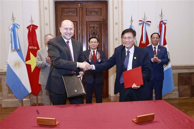 National Assembly Chairman Vuong Dinh Hue and Governor of Santa Fe Omar Ángel Perotti witness the signing of the letter of intent on investment and trade cooperation between the province and Binh Duong province of Vietnam. Photo: VNA National Assembly Chairman Vuong Dinh Hue and Governor of Santa Fe Omar Ángel Perotti witness the signing of the letter of intent on investment and trade cooperation between the province and Binh Duong province of Vietnam. Photo: VNA