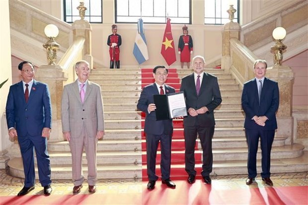 Governor of Santa Fe Omar Ángel Perotti (2nd from R) awards the title of Honorary Guest to National Assembly Chairman Vuong Dinh Hue. Photo: VNA Governor of Santa Fe Omar Ángel Perotti (2nd from R) awards the title of Honorary Guest to National Assembly Chairman Vuong Dinh Hue. Photo: VNA