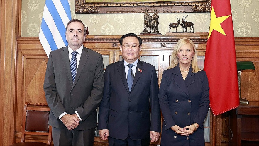Vietnamese National Assembly Chairman Vuong Dinh Hue (C) and Senate Speaker Beatriz Argimon Cedeira.(R) and House Speaker Sebastian Andujar (L) of Uruguay pose for a photo ahead of their talks in Montevideo on April 27. (local time). Vietnamese National Assembly Chairman Vuong Dinh Hue (C) and Senate Speaker Beatriz Argimon Cedeira.(R) and House Speaker Sebastian Andujar (L) of Uruguay pose for a photo ahead of their talks in Montevideo on April 27. (local time).