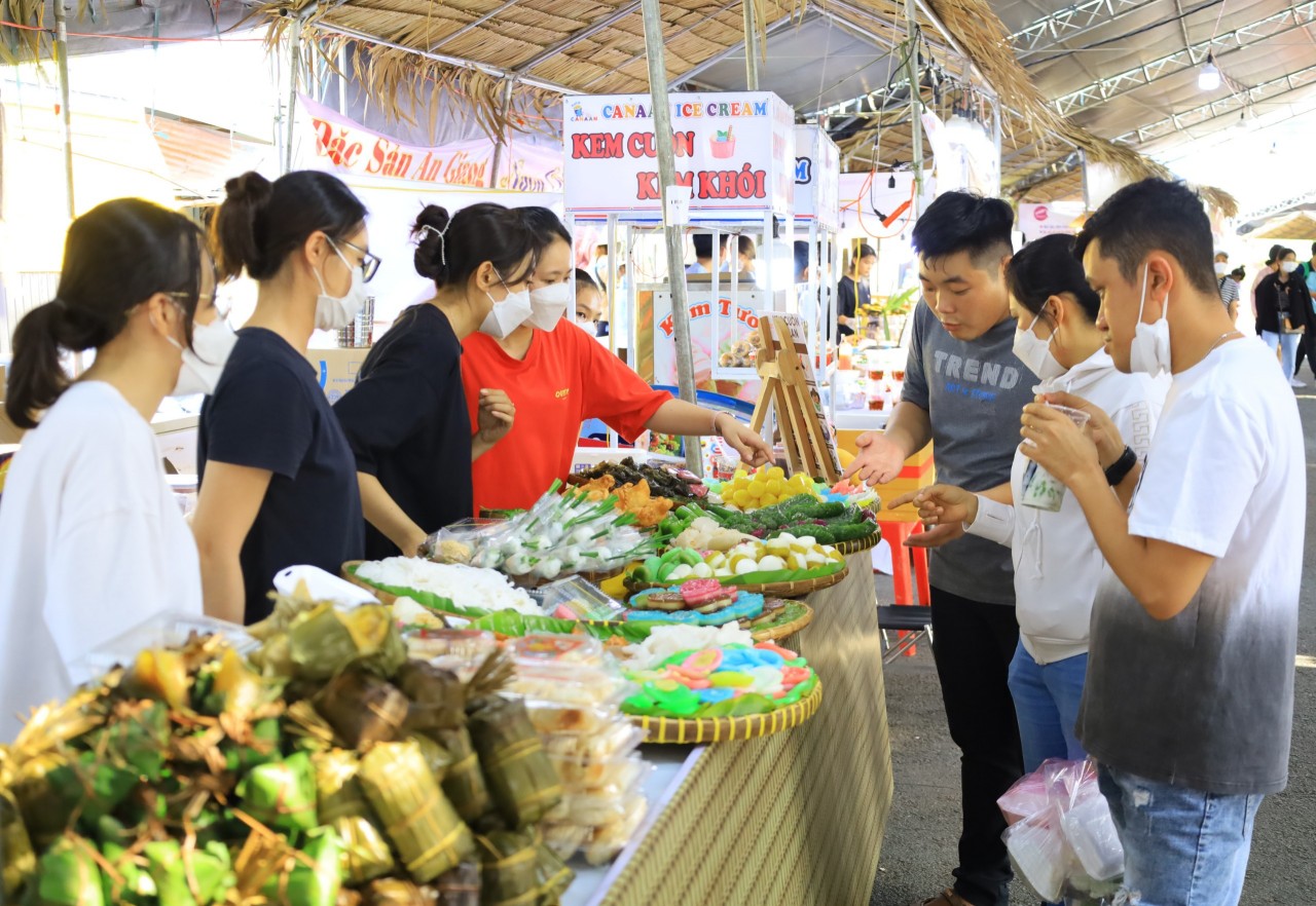 Thực khách có cơ hội thưởng thức nhiều món bánh dân gian Nam Bộ nổi tiếng Thực khách có cơ hội thưởng thức nhiều món bánh dân gian Nam Bộ nổi tiếng