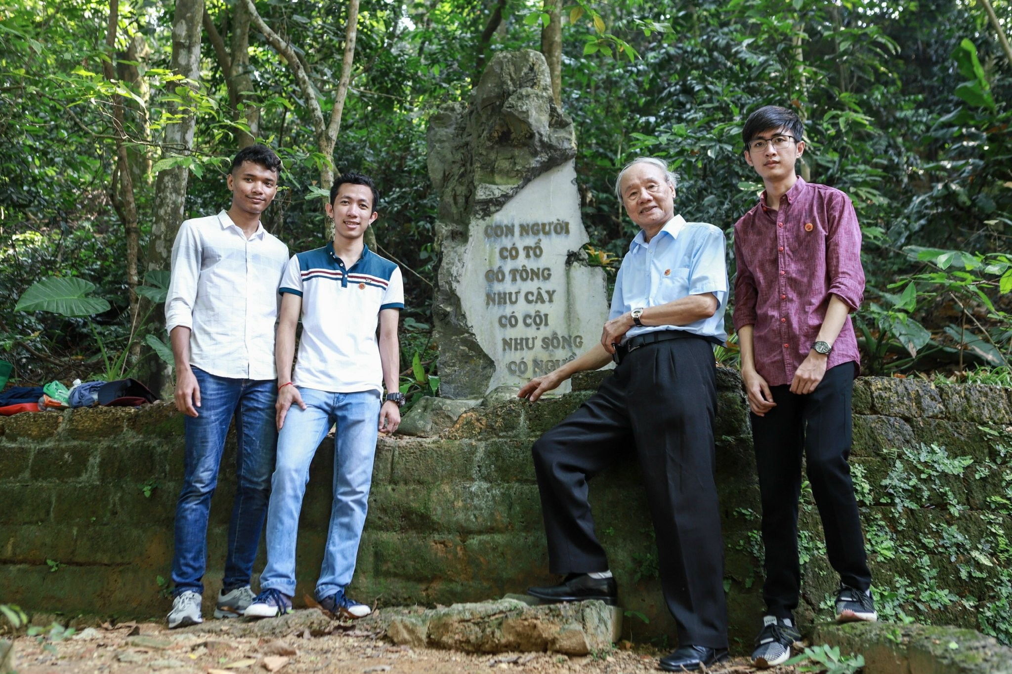 Ông Phạm Tuyến cùng ba con đỡ đầu người Campuchia trong một dịp thăm quan Đền Hùng (Phú Thọ) (Ảnh: NVCC). Ông Phạm Tuyến cùng ba con đỡ đầu người Campuchia trong một dịp thăm quan Đền Hùng (Phú Thọ) (Ảnh: NVCC).