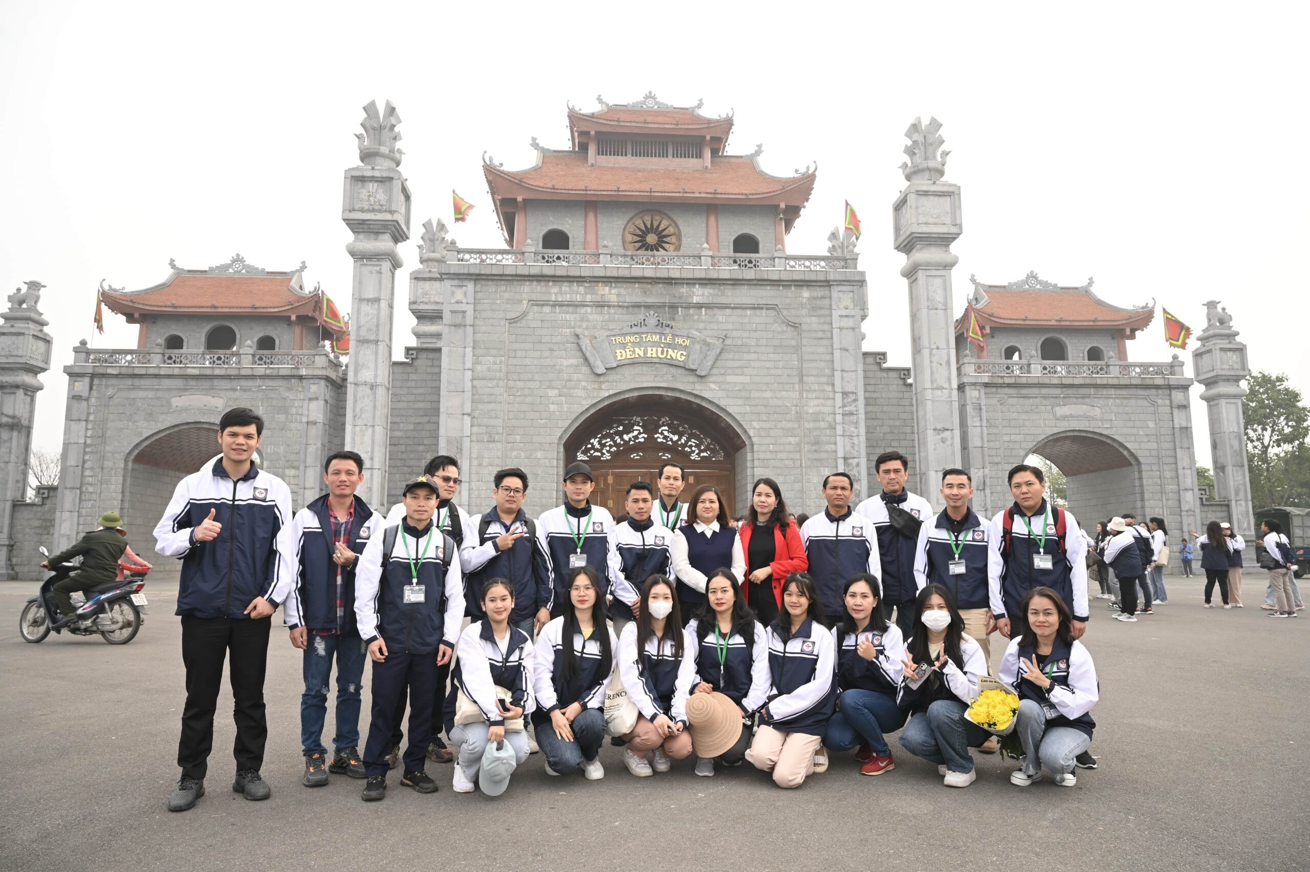 Lưu học sinh Lào, Campuchia hào hứng nghe bố mẹ Việt kể chuyện Vua Hùng Lưu học sinh Lào, Campuchia hào hứng nghe bố mẹ Việt kể chuyện Vua Hùng