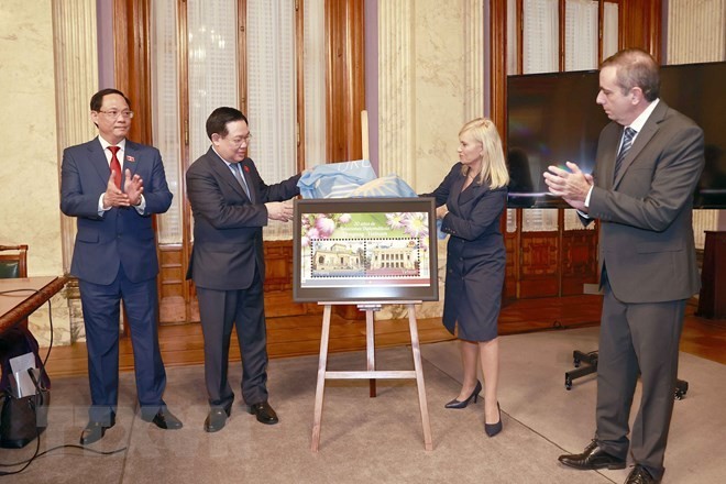 at the office of the Uruguay parliament, NA Chairman Hue, Speaker of the Senate of Uruguay Beatriz Argimon and Speaker of the Chamber of Representatives of Uruguay Sebastian Andujar attended a ceremony to circulate a stamp on the occasion of the 30th anniversary of the Uruguay – Vietnam diplomatic relations. at the office of the Uruguay parliament, NA Chairman Hue, Speaker of the Senate of Uruguay Beatriz Argimon and Speaker of the Chamber of Representatives of Uruguay Sebastian Andujar attended a ceremony to circulate a stamp on the occasion of the 30th anniversary of the Uruguay – Vietnam diplomatic relations.