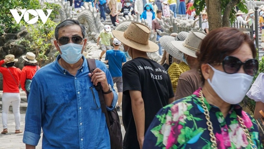 People are encouraged to wear face masks when they venture out to crowded places during the five-day break. People are encouraged to wear face masks when they venture out to crowded places during the five-day break.
