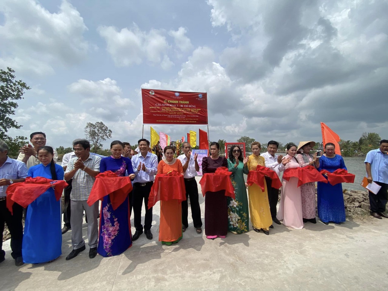 Bàn giao 3 cây cầu cho người dân Cà Mau Bàn giao 3 cây cầu cho người dân Cà Mau