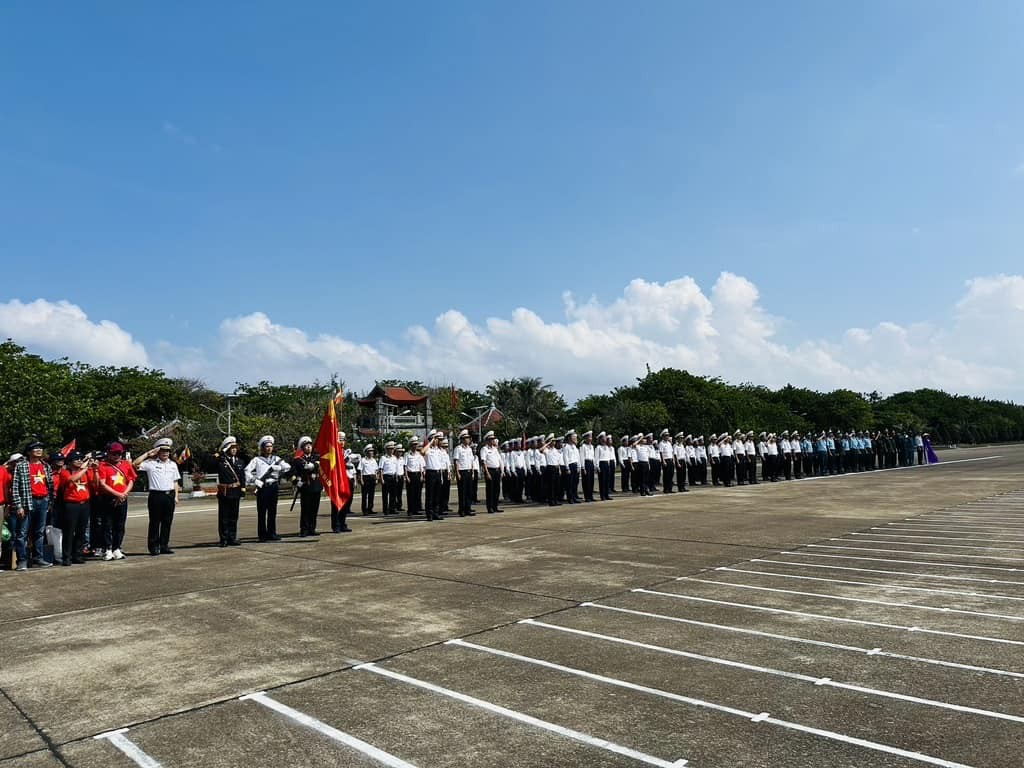 Xúc động lễ chào cờ tại Trường Sa