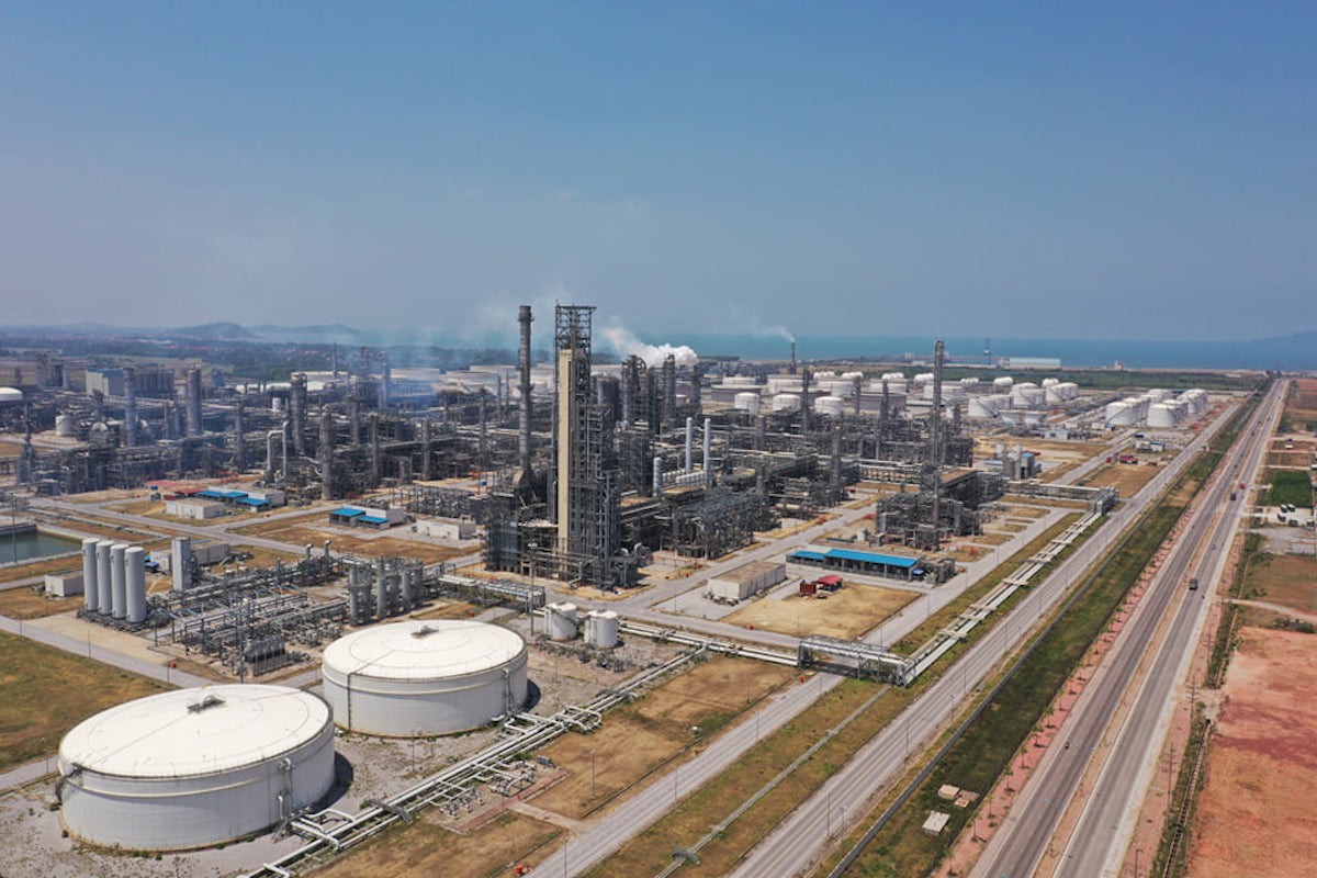 Nhà máy lọc hóa dầu Nghi Sơn là dự án FDI có quy mô lớn của nhà đầu tư Nhật Bản, tổng vốn đăng ký 9 tỉ USD. Nhà máy lọc hóa dầu Nghi Sơn là dự án FDI có quy mô lớn của nhà đầu tư Nhật Bản, tổng vốn đăng ký 9 tỉ USD.