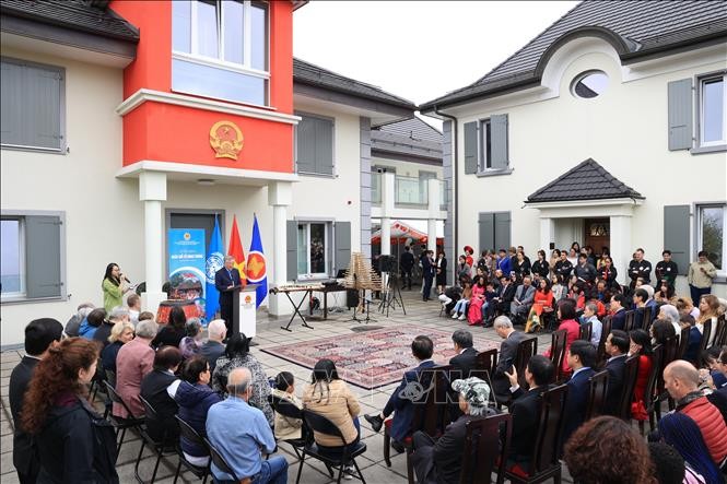 Lễ Kỷ niệm ngày Giỗ tổ Hùng Vương(10 tháng 3 Âm lịch) tại Geneva (Ảnh: TTXVN) Lễ Kỷ niệm ngày Giỗ tổ Hùng Vương(10 tháng 3 Âm lịch) tại Geneva (Ảnh: TTXVN)