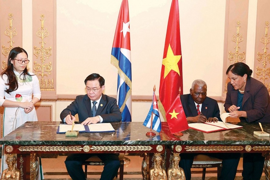 Chairman of the National Assembly of Vietnam Vuong Dinh Hue and President of the NA of the People’s Power of Cuba Esteban Lazo Hernandez sign a cooperation agreement, officially establishing an inter-parliamentary cooperation mechanism between the two legislatures. Chairman of the National Assembly of Vietnam Vuong Dinh Hue and President of the NA of the People’s Power of Cuba Esteban Lazo Hernandez sign a cooperation agreement, officially establishing an inter-parliamentary cooperation mechanism between the two legislatures.