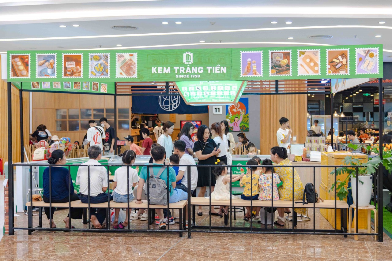 Khu mua sắm mang dấu ấn địa phương chất lượng cao từ các gian hàng với phong vị Việt luôn thu hút tấp nập khách mua Khu mua sắm mang dấu ấn địa phương chất lượng cao từ các gian hàng với phong vị Việt luôn thu hút tấp nập khách mua