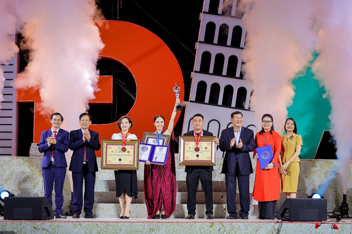 Đại diện Tổ chức Kỷ lục thế giới trao các Kỷ lục cho dự án Thành phố biển hồ Vinhomes Ocean Park Đại diện Tổ chức Kỷ lục thế giới trao các Kỷ lục cho dự án Thành phố biển hồ Vinhomes Ocean Park