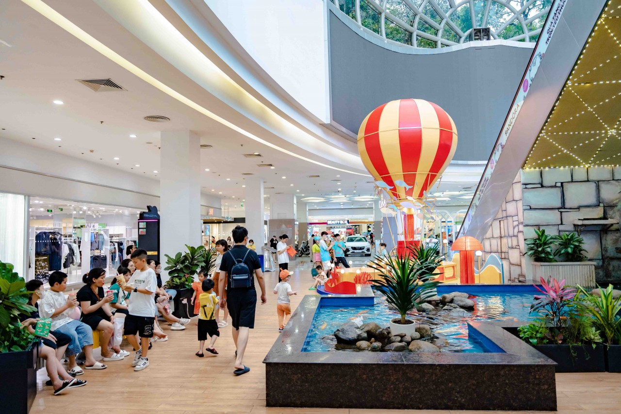 Người dân ùn ùn kéo tới TTTM vui chơi, mua sắm dịp nghỉ lễ 30/4 – 1/5 Người dân ùn ùn kéo tới TTTM vui chơi, mua sắm dịp nghỉ lễ 30/4 – 1/5