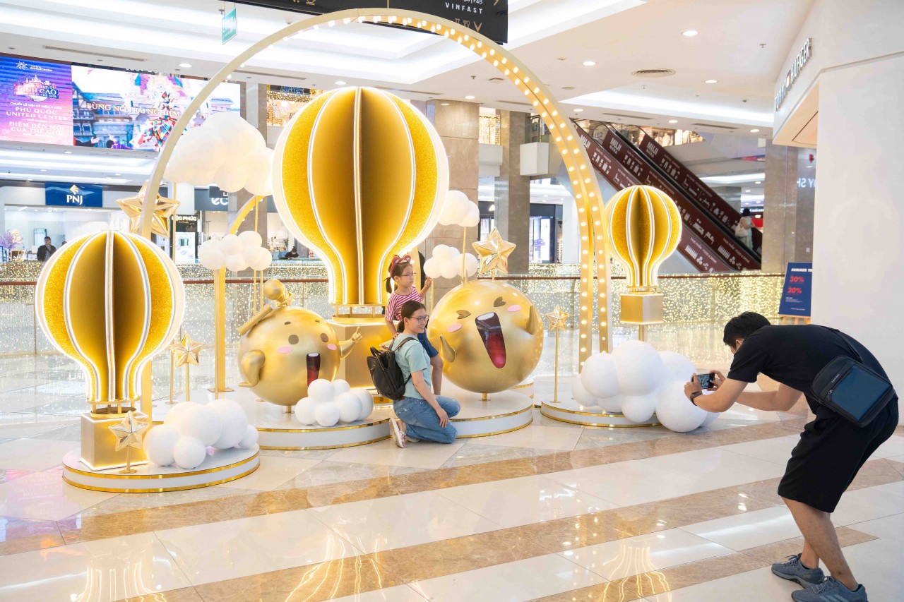 Người dân ùn ùn kéo tới TTTM vui chơi, mua sắm dịp nghỉ lễ 30/4 – 1/5 Người dân ùn ùn kéo tới TTTM vui chơi, mua sắm dịp nghỉ lễ 30/4 – 1/5
