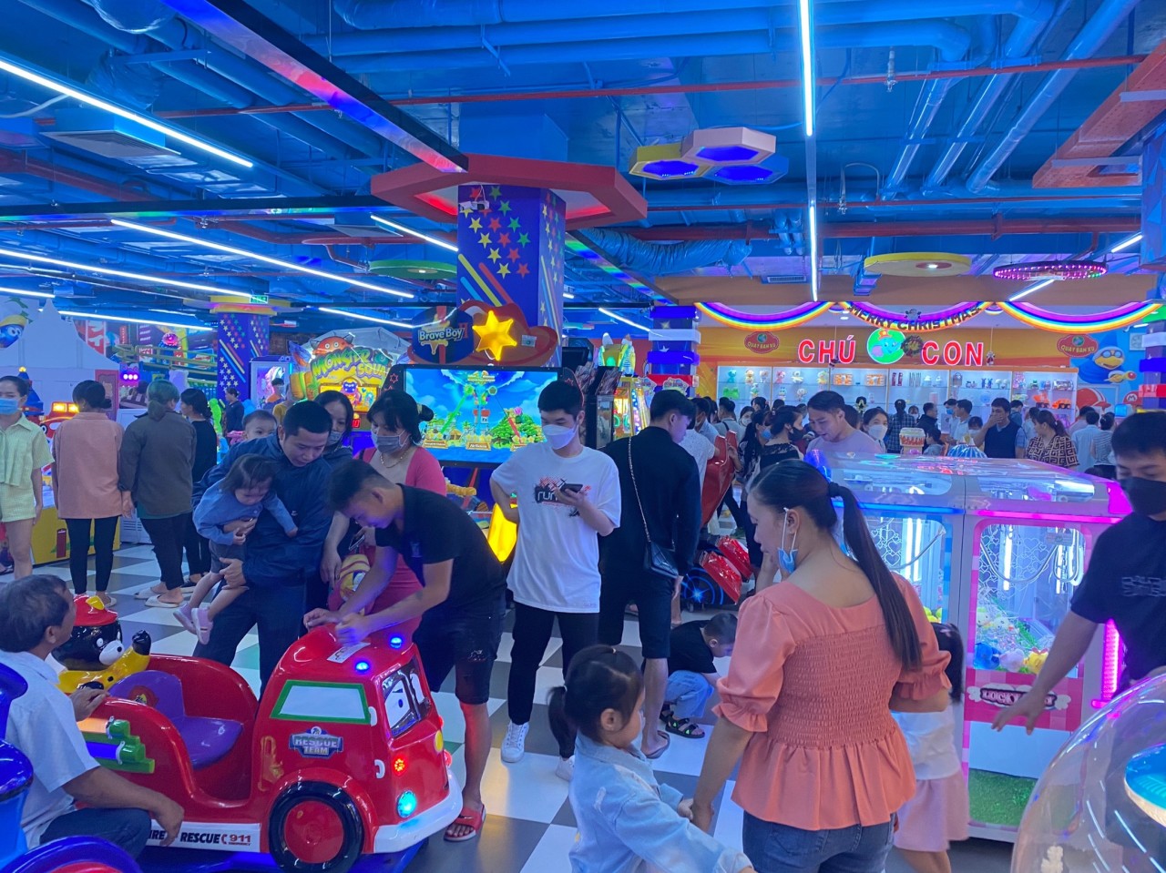 Người người nhà nhà ùn ùn kéo tới các trung tâm thương mại ngay trong thành phố Người người nhà nhà ùn ùn kéo tới các trung tâm thương mại ngay trong thành phố
