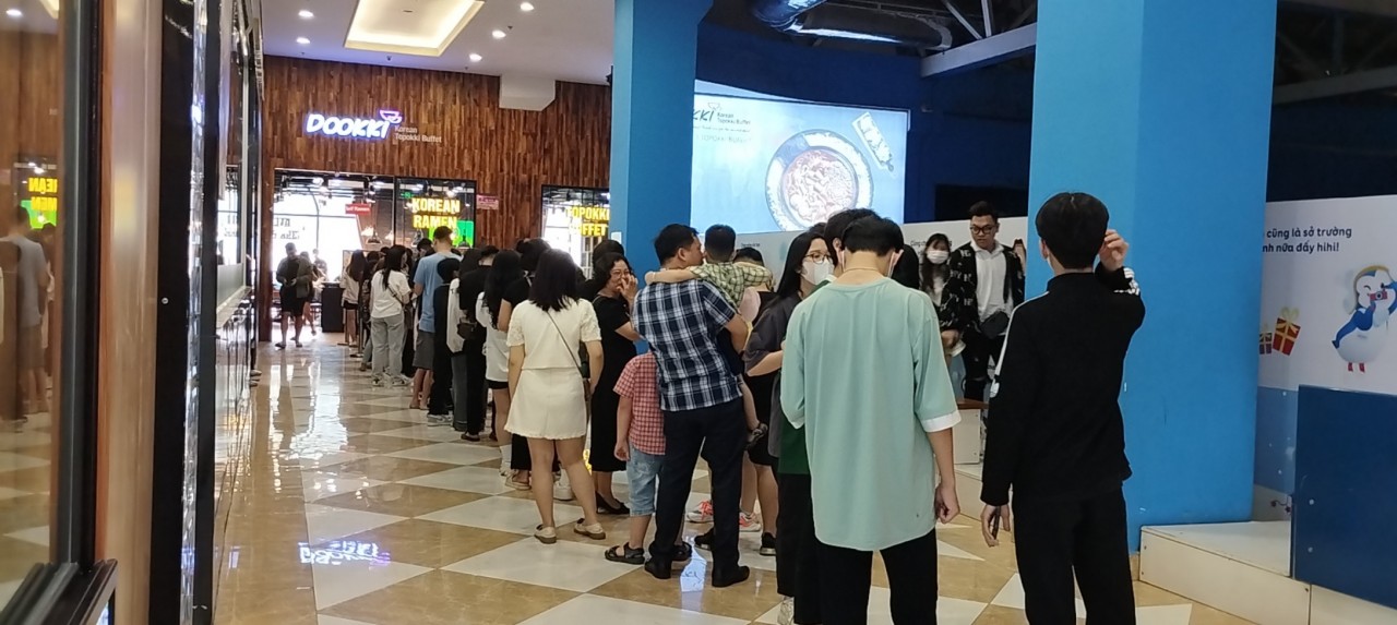 Nhu cầu ăn uống tại các nhà hàng dịp này cũng tăng vượt trội, các gian buffet nướng lẩu,... luôn trong trạng thái đông khách. Nhu cầu ăn uống tại các nhà hàng dịp này cũng tăng vượt trội, các gian buffet nướng lẩu,... luôn trong trạng thái đông khách.