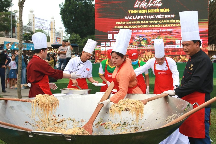 Bún xào thập cẩm kiểu Huế lập kỷ lục phục vụ 1.000 người ăn một lần tại chỗ Bún xào thập cẩm kiểu Huế lập kỷ lục phục vụ 1.000 người ăn một lần tại chỗ