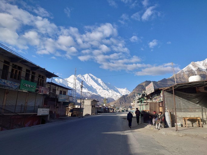 Những cô gái Việt bên rặng núi tuyết Pakistan Những cô gái Việt bên rặng núi tuyết Pakistan