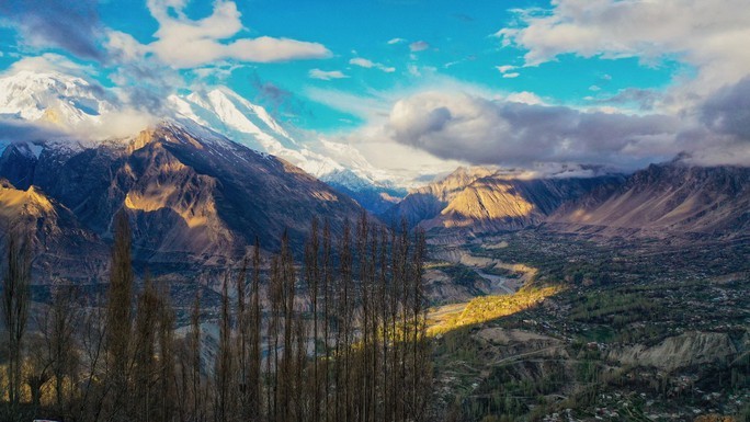 Những cô gái Việt bên rặng núi tuyết Pakistan Những cô gái Việt bên rặng núi tuyết Pakistan