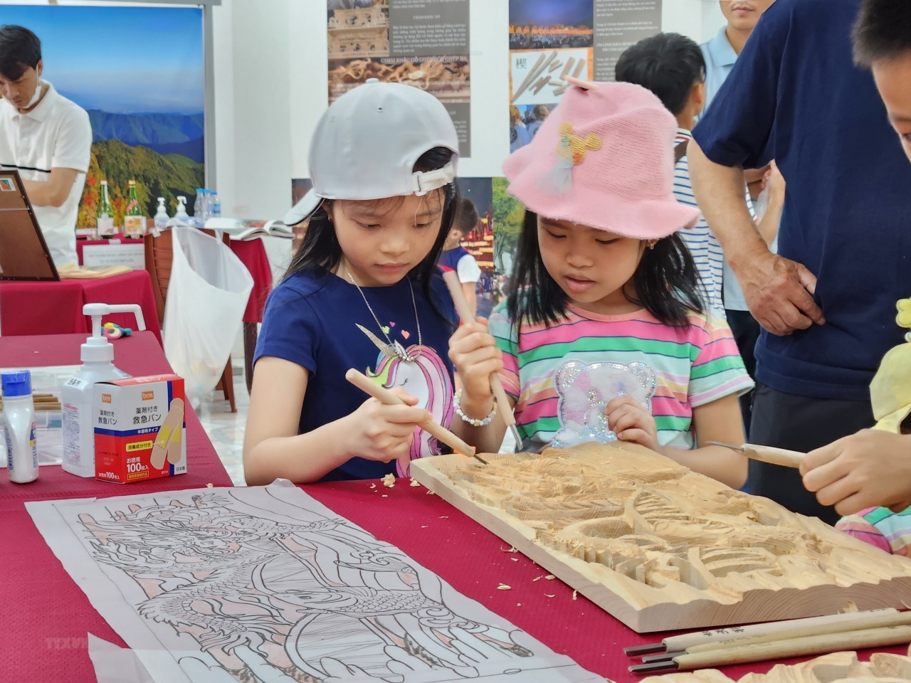 Festival nghề truyền thống Huế: Nơi tôn vinh giá trị tinh hoa di sản | Lễ hội | Vietnam+ (VietnamPlus) Festival nghề truyền thống Huế: Nơi tôn vinh giá trị tinh hoa di sản | Lễ hội | Vietnam+ (VietnamPlus)