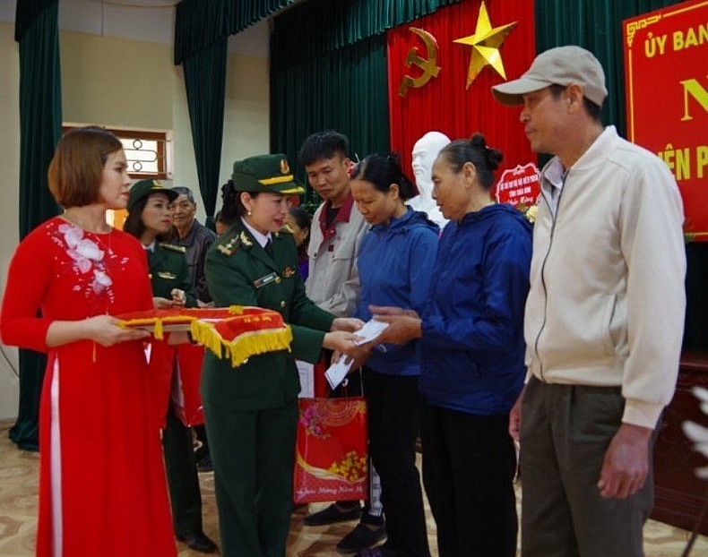 Thai Binh Border Guard Supports Fishermen at Sea Thai Binh Border Guard Supports Fishermen at Sea