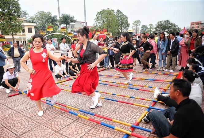Visitors experience Vietnamese Stage Shines At ASEAN- China Intangible Cultural Heritage Week