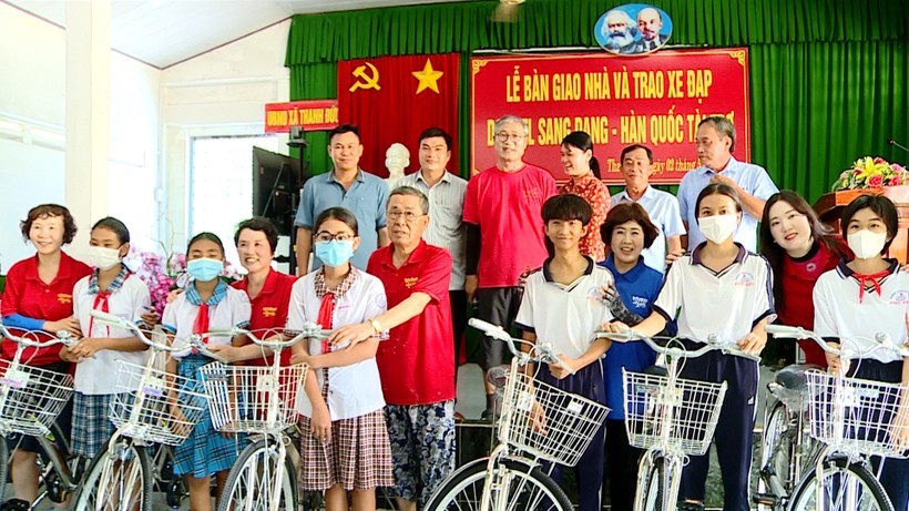Gia đình học sinh khó khăn ở tỉnh Vĩnh Long được nhận nhà đại đoàn kết Gia đình học sinh khó khăn ở tỉnh Vĩnh Long được nhận nhà đại đoàn kết