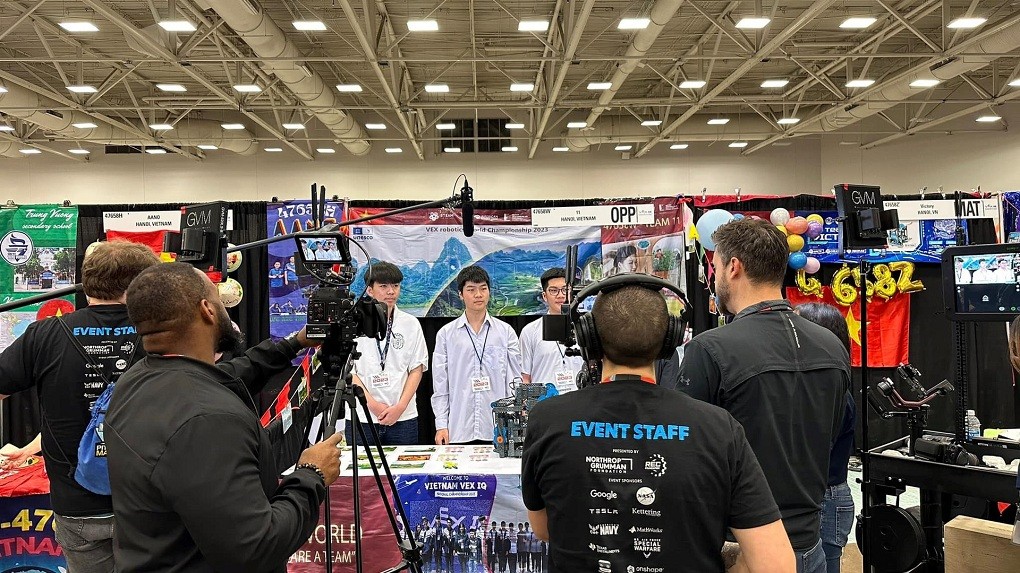 The Robotics 11 Cao Bang team is internewed by US media. The Robotics 11 Cao Bang team is internewed by US media.