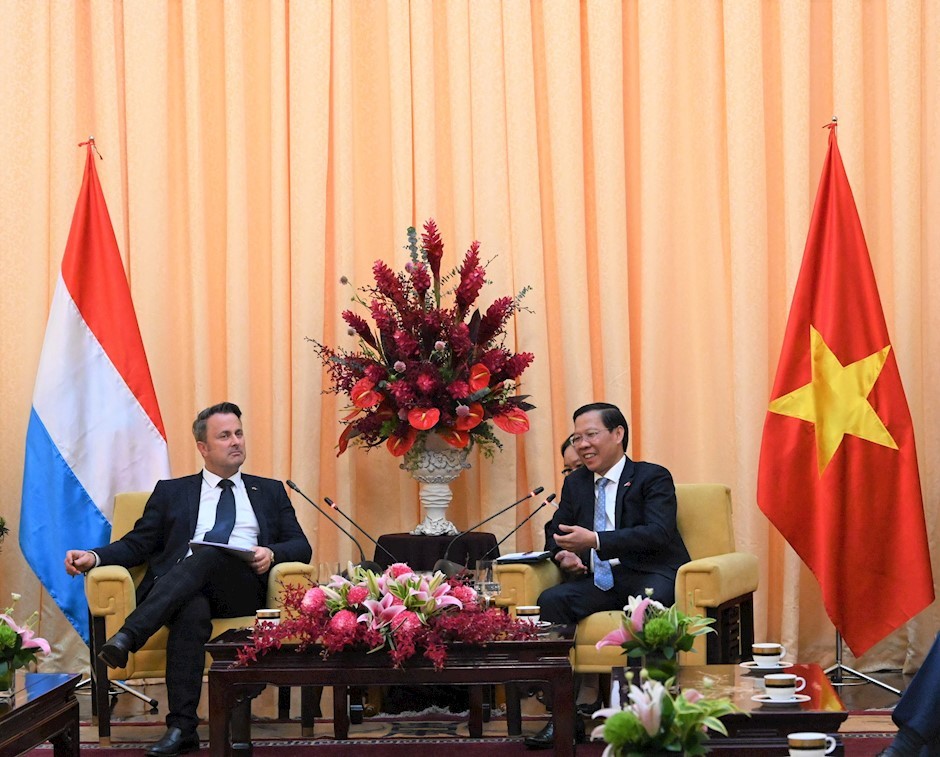 Chairman of the HCM City People’s Committee Phan Van Mai welcomes Prime Minister of Luxembourg Xavier Bettel. Chairman of the HCM City People’s Committee Phan Van Mai welcomes Prime Minister of Luxembourg Xavier Bettel.