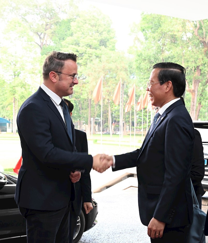 Chairman of the HCM City People’s Committee Phan Van Mai welcomes Prime Minister of Luxembourg Xavier Bettel. Chairman of the HCM City People’s Committee Phan Van Mai welcomes Prime Minister of Luxembourg Xavier Bettel.
