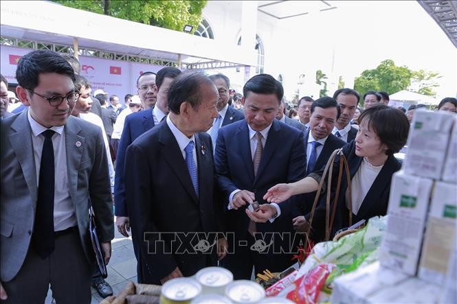 Các đại biểu tham quan gian hàng tiêu biểu, thế mạnh của tỉnh Thanh Hóa và các tổ chức, doanh nghiệp Nhật Bản. Ảnh: Trịnh Duy Hưng/TTXVN Các đại biểu tham quan gian hàng tiêu biểu, thế mạnh của tỉnh Thanh Hóa và các tổ chức, doanh nghiệp Nhật Bản. Ảnh: Trịnh Duy Hưng/TTXVN