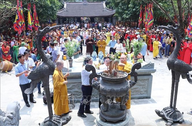 Lễ hội Tràng An thu hút hàng nghìn người dân tham dự Lễ hội Tràng An thu hút hàng nghìn người dân tham dự