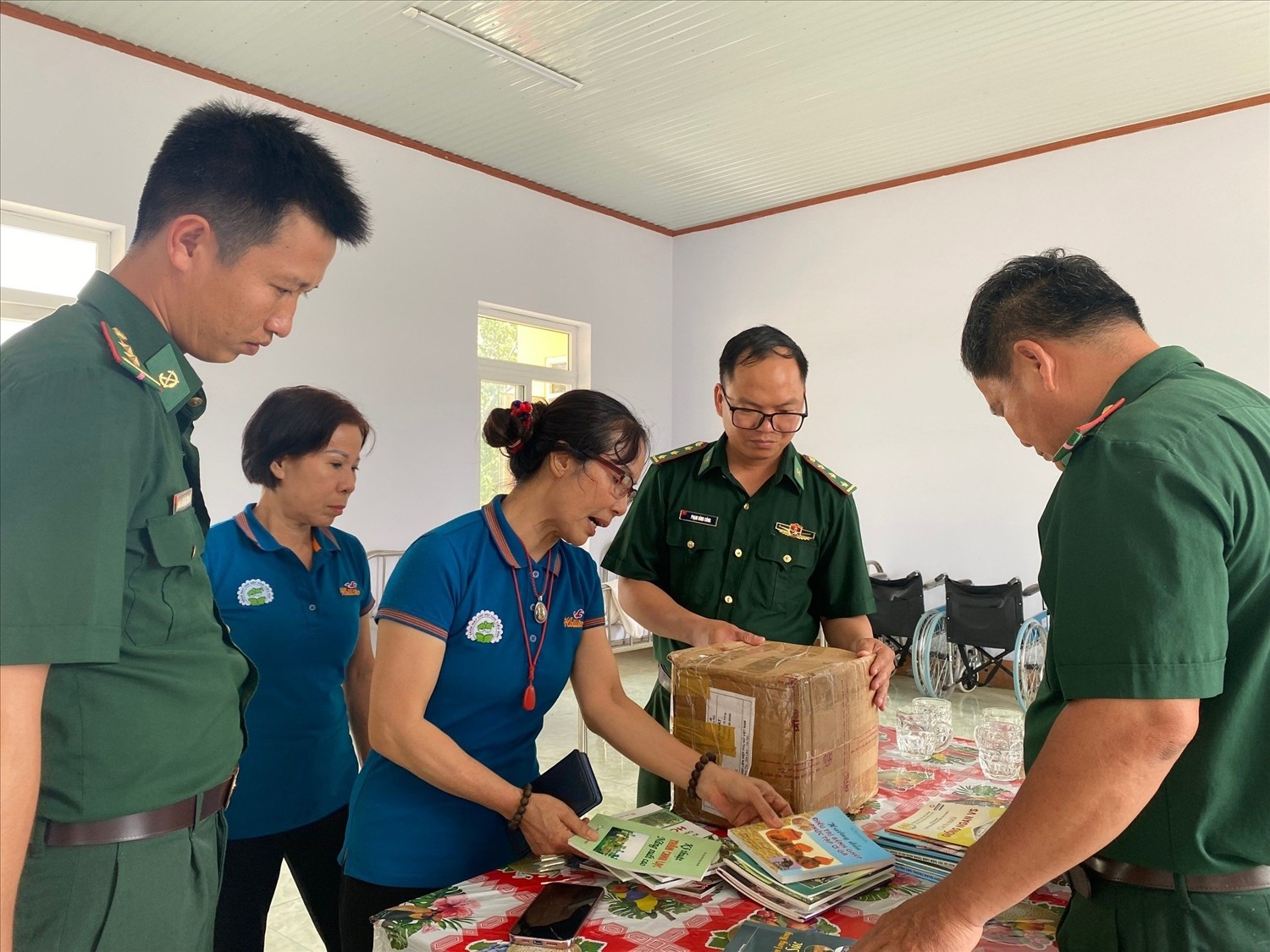 Đại diện Ban dự án sách hay dành cho học sinh tiểu học giới thiệu sách tặng Trạm Quân dân y xã Ia Lốp, huyện Ea Súp (Ảnh: Báo Dân tộc). Đại diện Ban dự án sách hay dành cho học sinh tiểu học giới thiệu sách tặng Trạm Quân dân y xã Ia Lốp, huyện Ea Súp (Ảnh: Báo Dân tộc).