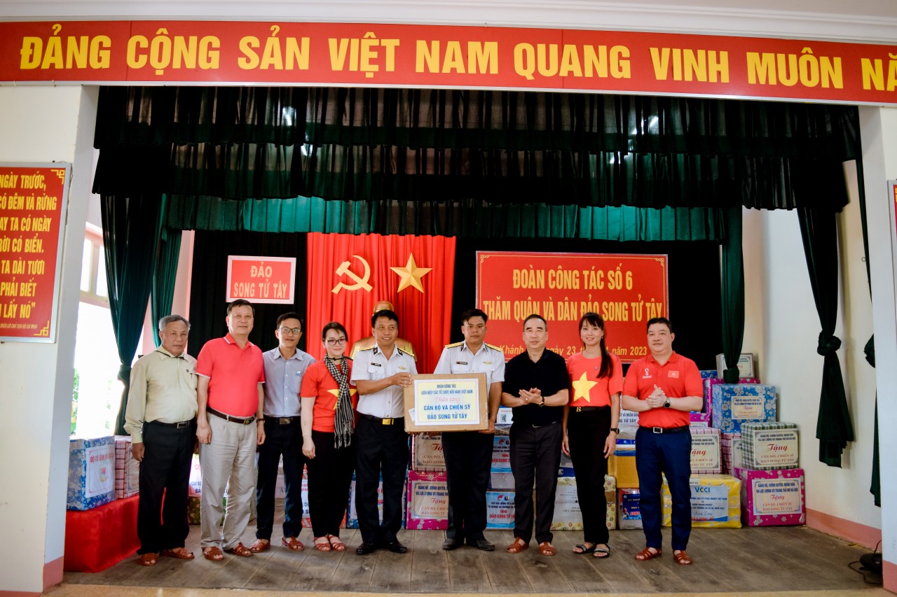 Đoàn công tác của Liên hiệp các tổ chức hữu nghị Việt Nam thăm cán bộ, chiến sĩ và nhân dân huyện đảo Trường Sa Đoàn công tác của Liên hiệp các tổ chức hữu nghị Việt Nam thăm cán bộ, chiến sĩ và nhân dân huyện đảo Trường Sa