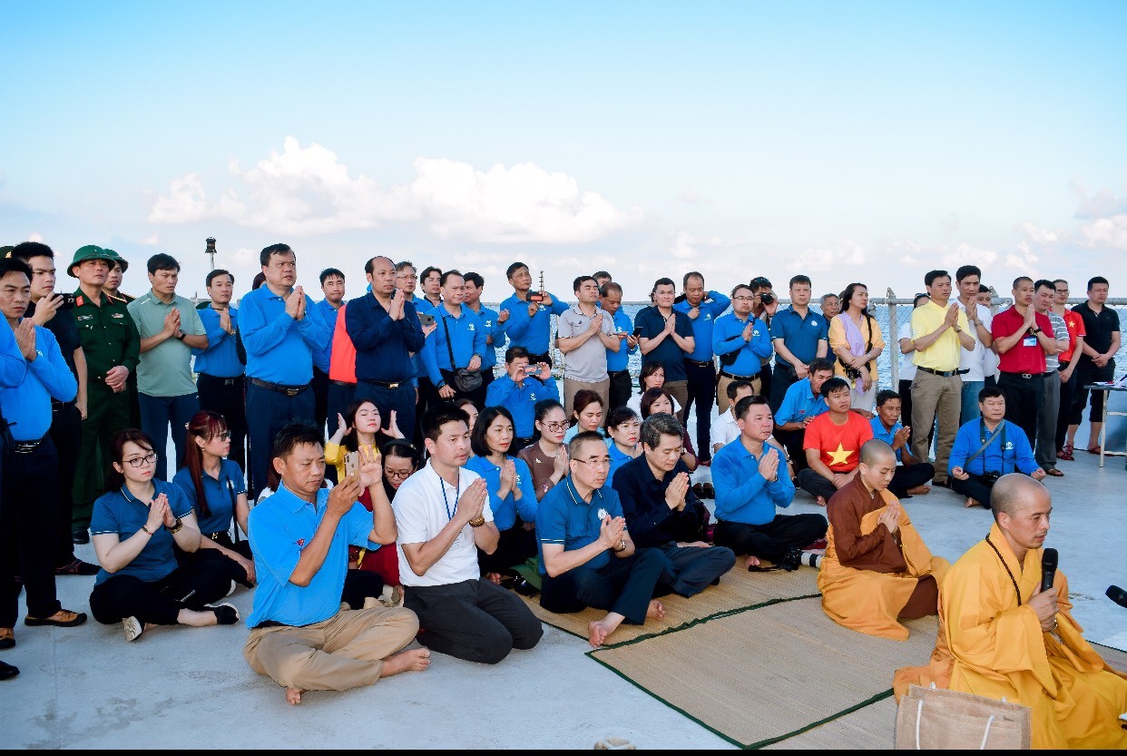 Đoàn công tác của Liên hiệp các tổ chức hữu nghị Việt Nam thăm cán bộ, chiến sĩ và nhân dân huyện đảo Trường Sa Đoàn công tác của Liên hiệp các tổ chức hữu nghị Việt Nam thăm cán bộ, chiến sĩ và nhân dân huyện đảo Trường Sa