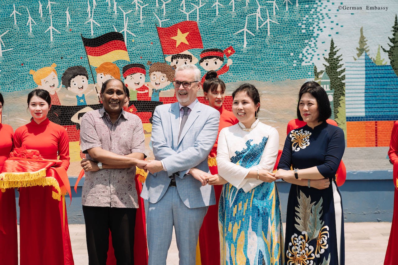 Đại sứ Đức TS. Guido Hidner, Đại sứ Singapore Jaya Ratnam, hoạ sỹ Thu Thuỷ và Giám đốc Công viên Nước Hồ Tây Nguyễn Vân, tại lễ cắt băng khánh thành tranh gốm Thông điệp nhiều ý nghĩa trong bức tranh gốm