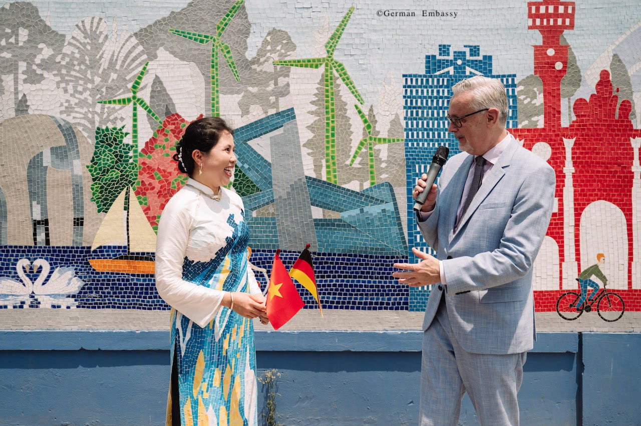 Họa sĩ Nguyễn Thu Thủy và Đại sứ Đức Guido Hidner tại Việt Nam. Họa sĩ Nguyễn Thu Thủy và Đại sứ Đức Guido Hidner tại Việt Nam.