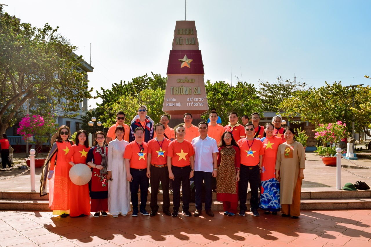 Đoàn công tác của Liên hiệp các tổ chức hữu nghị Việt Nam thăm cán bộ, chiến sĩ và nhân dân huyện đảo Trường Sa Đoàn công tác của Liên hiệp các tổ chức hữu nghị Việt Nam thăm cán bộ, chiến sĩ và nhân dân huyện đảo Trường Sa