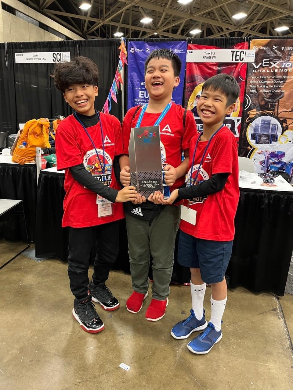 Việt Nam thắng lớn tại VEX Robotics World Championship 2023 Việt Nam thắng lớn tại VEX Robotics World Championship 2023