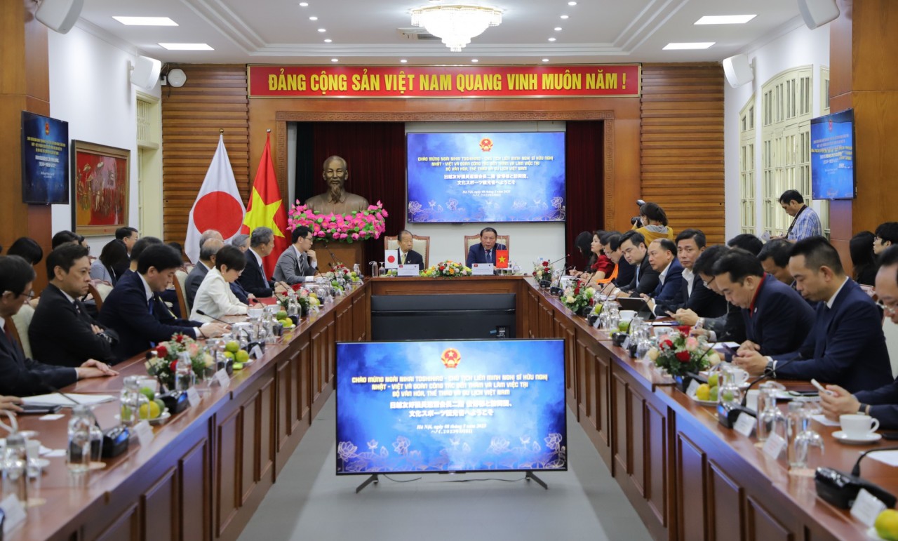 Bộ trưởng Bộ VHTTDL Nguyễn Văn Hùng đã có buổi tiếp và làm việc với ông Nikai Toshihiro, Chủ tịch Liên minh Nghị sĩ hữu nghị Nhật Bản - Việt Nam cùng đoàn công tác (Ảnh: Bộ Văn hóa, Thể thao và Du lịch).