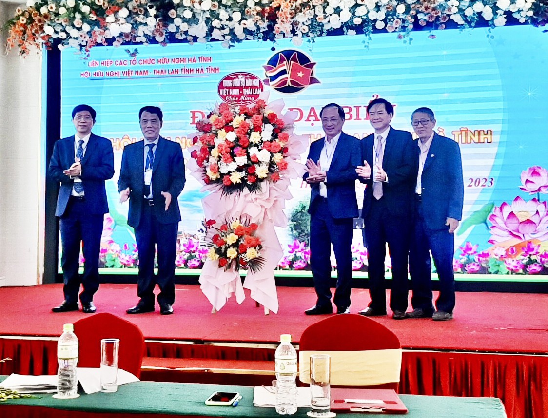 Ông Nguyễn Văn Thành (thứ ba, từ phải sang), Chủ tịch Trung ương Hội hữu nghị Việt Nam - Thái Lan và ông Nguyễn Viết Loan, Phó Chủ tịch, Tổng Thư ký Hội (ngoài cùng, bên phải) tặng hoa chúc mừng Đại hội (Ảnh: Nguyễn Loan). Ông Nguyễn Văn Thành (thứ ba, từ phải sang), Chủ tịch Trung ương Hội hữu nghị Việt Nam - Thái Lan và ông Nguyễn Viết Loan, Phó Chủ tịch, Tổng Thư ký Hội (ngoài cùng, bên phải) tặng hoa chúc mừng Đại hội (Ảnh: Nguyễn Loan).