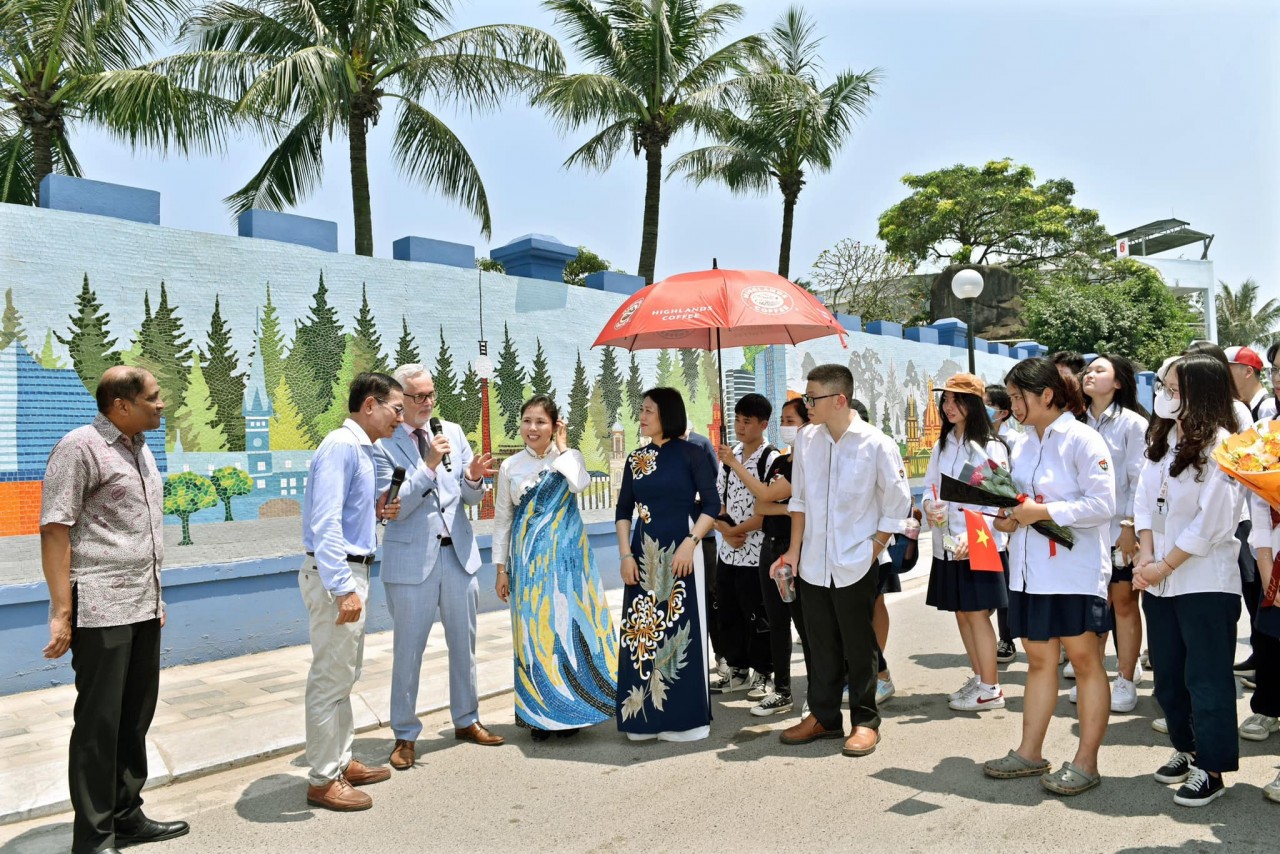 Check out Message in Ceramic Painting "Vietnam - Germany Friendship" in Hanoi Check out Message in Ceramic Painting "Vietnam - Germany Friendship" in Hanoi