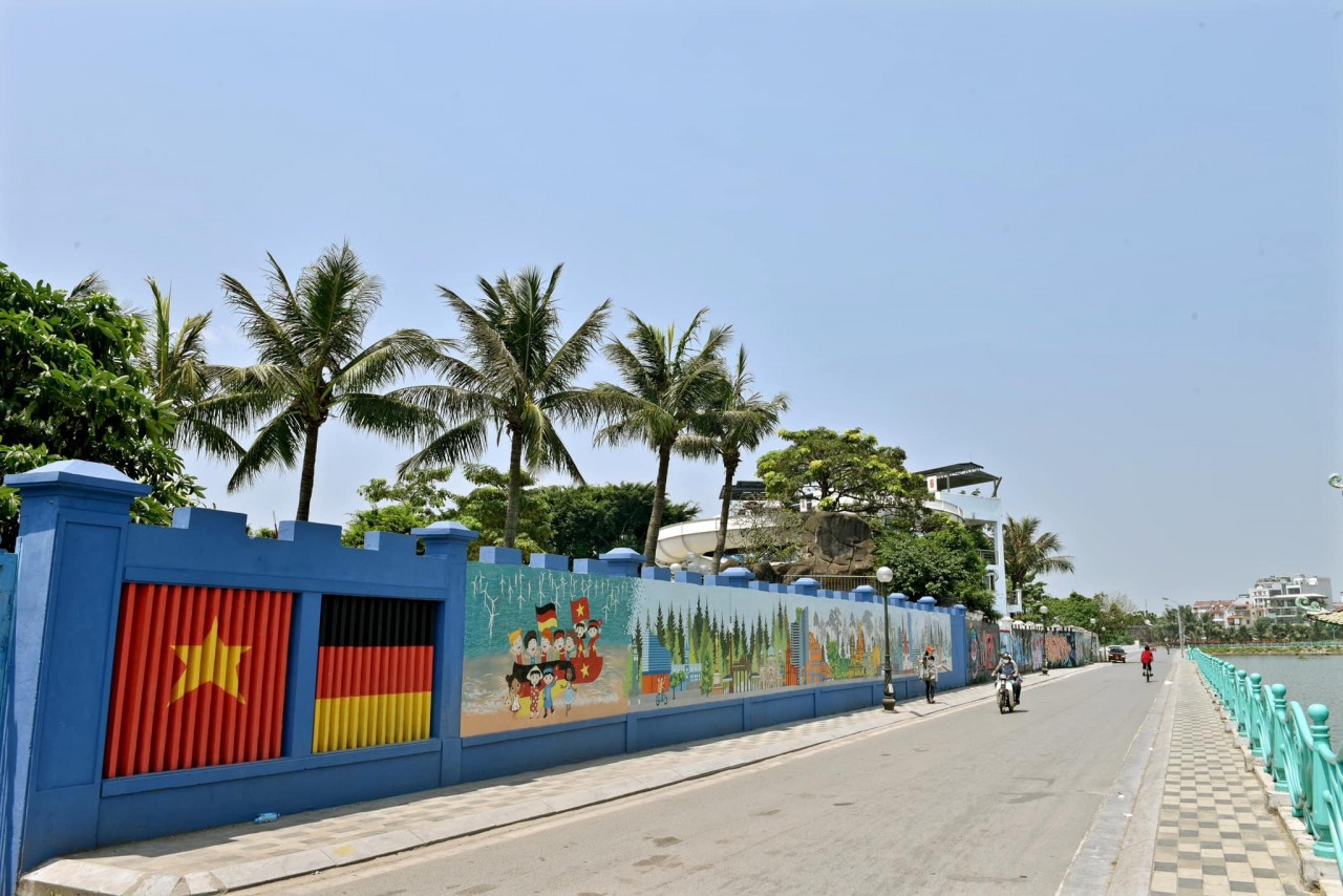 Check out Message in Ceramic Painting "Vietnam - Germany Friendship" in Hanoi Check out Message in Ceramic Painting "Vietnam - Germany Friendship" in Hanoi